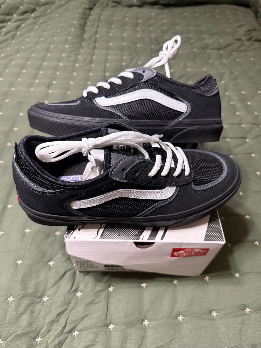 Vans Classic Black/White Low-Top Skate Shoes 7y / 8.5 W
